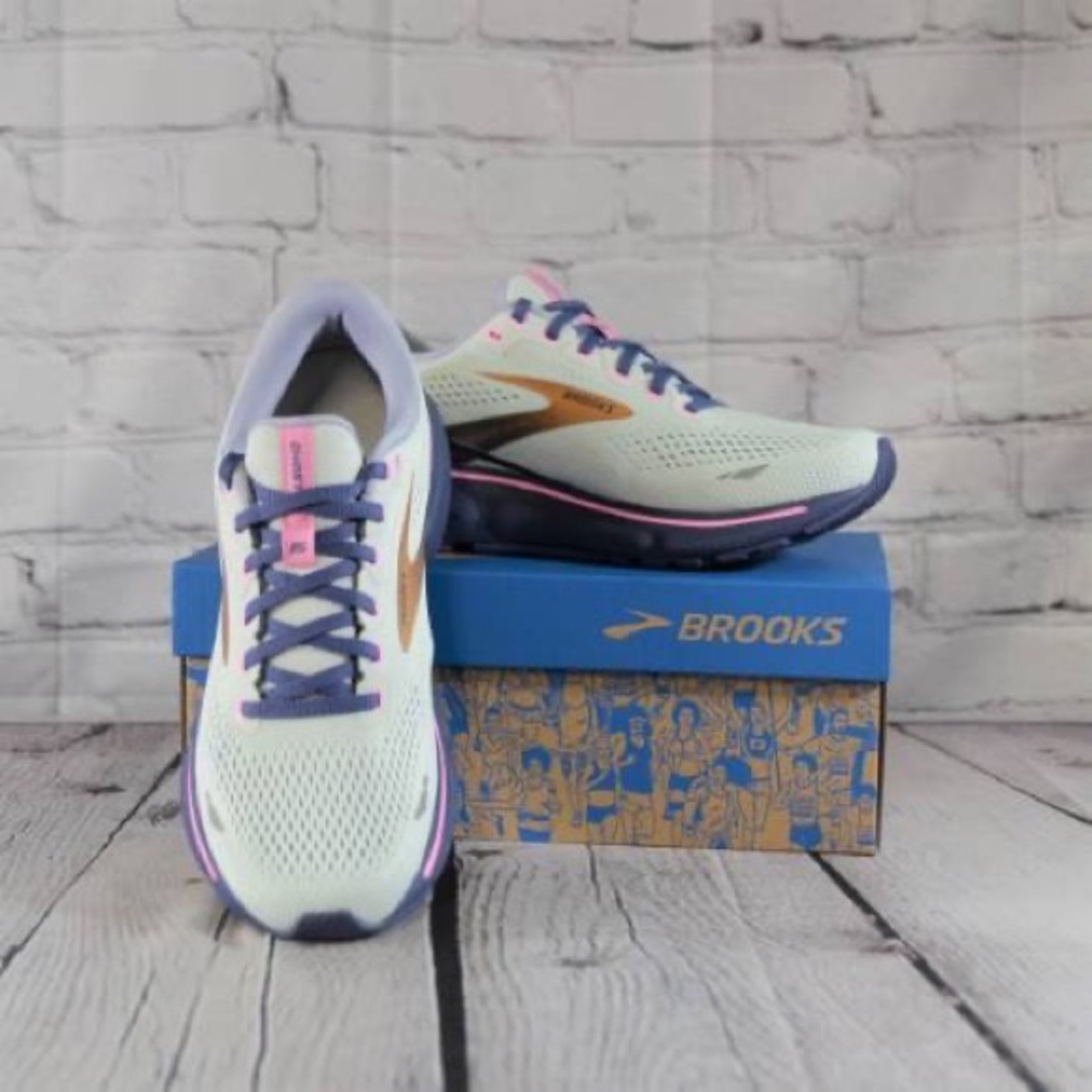 Brooks Ghost 15 sneakers size 8.5 new in box. Comes as pictured.